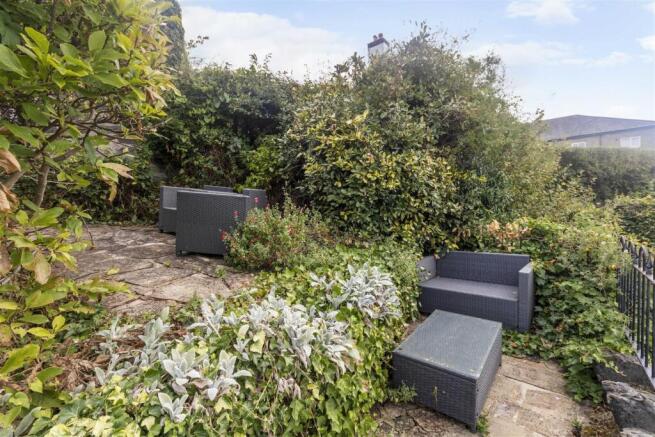 FRONT GARDEN PATIO SEATING AREA
