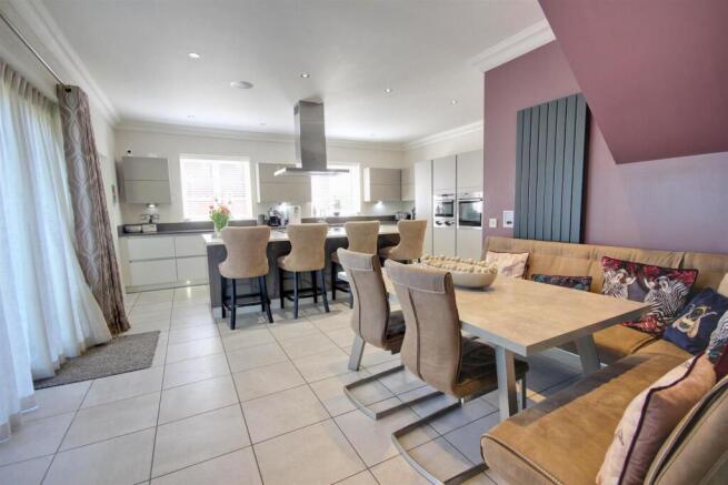 6 bed Detached for sale Image 6