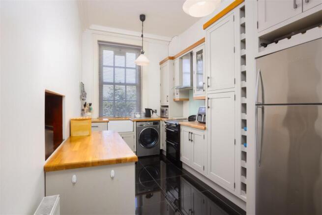 3 bed Apartment for sale Image 6