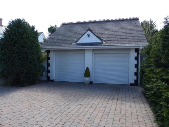 DOUBLE GARAGE