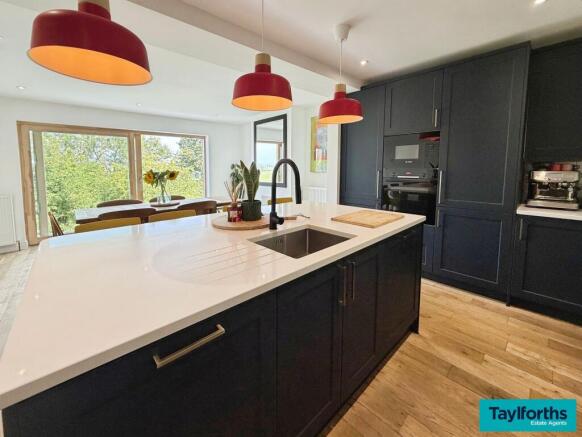 5 bed Detached for sale Image 5