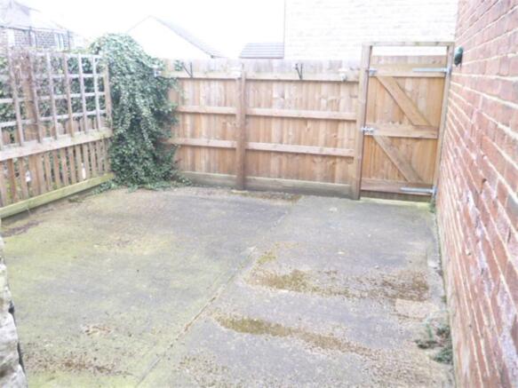 2 bed Terraced to rent Image 4