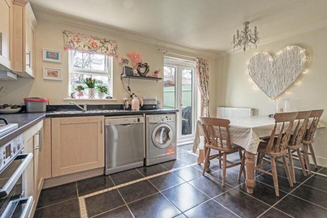 Kitchen/dining 