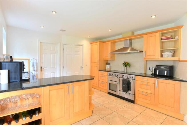 4 bed Detached for sale Image 4