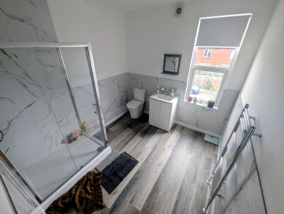 14 Headingley Mount New Bathroom