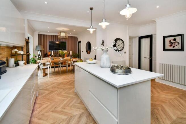 5 bed Detached for sale Image 6