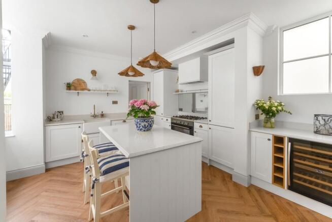 3 bed Flat for sale Image 4