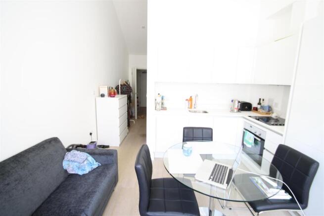 STUDIO ROOM