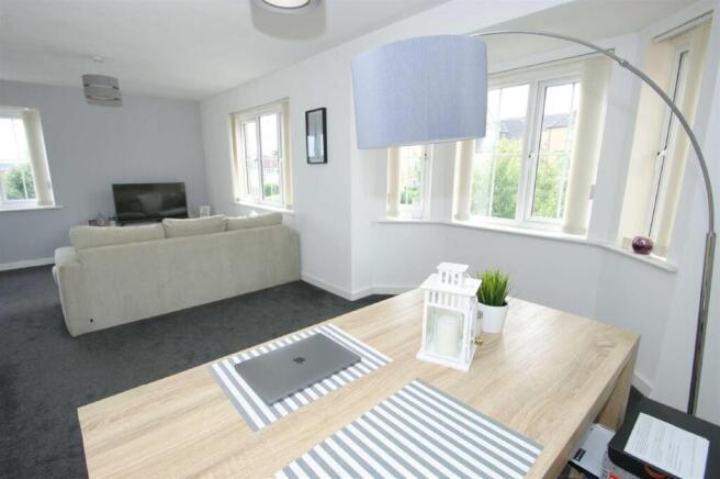 2 bed Flat for sale Image 5