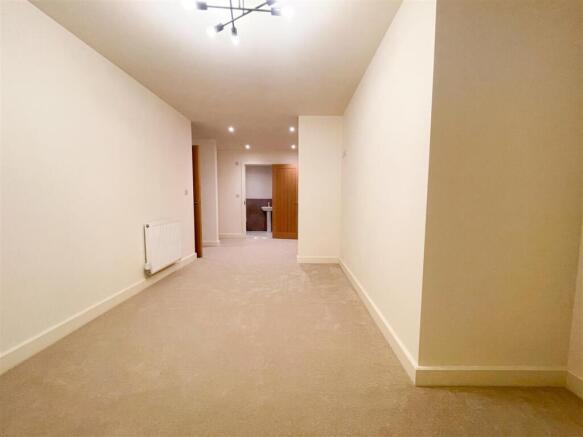 5 bed Apartment to rent Image 12