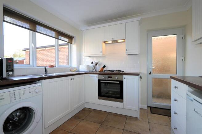 FITTED KITCHEN