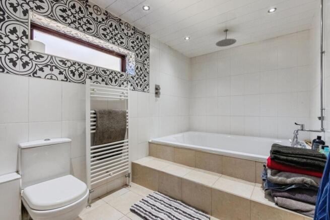 6 bed Bungalow for sale Image 10