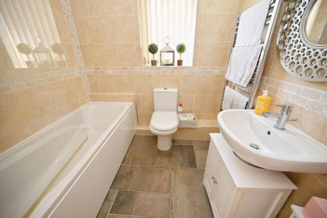 5 bed Link Detached House for sale Image 11