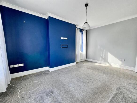 2 bed End of Terrace to rent Image 9