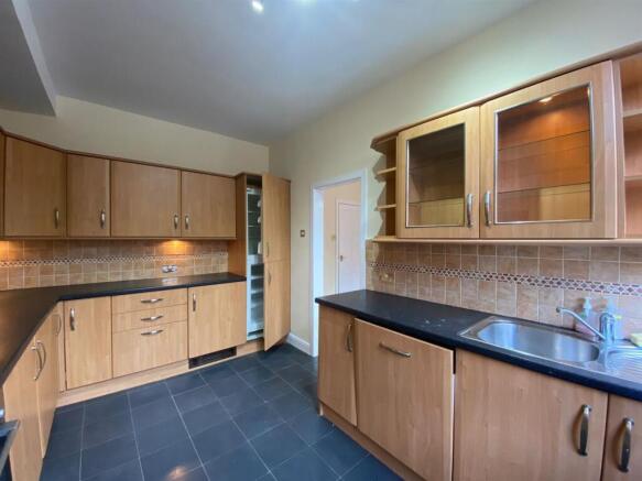 3 bed Terraced to rent Image 2