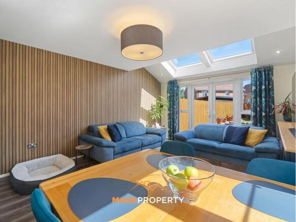 Lounge / Dining Area