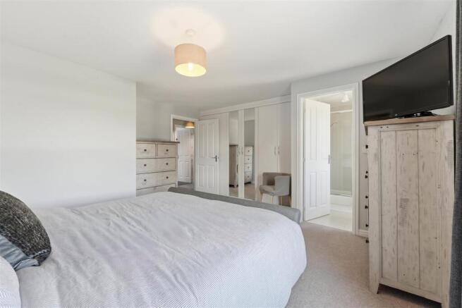 4 bed Detached for sale Image 6