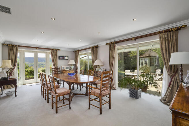 5 bed Bungalow for sale Image 8