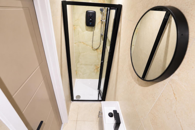 39 en-suite 2.png
