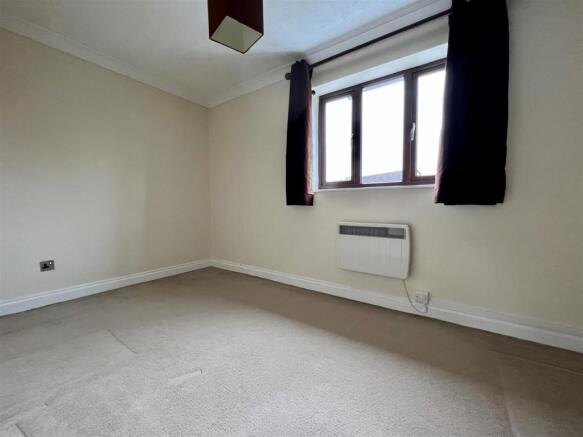 21 Brampton Lane -  bed 2.jpg