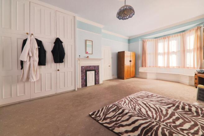 6 bed Detached for sale Image 8