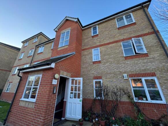 2 Bedroom 1st Floor Flat In Enfield, EN3