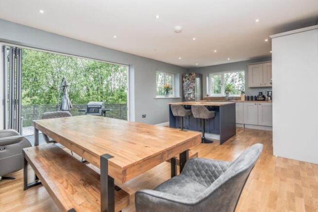 5 bed Detached for sale Image 10