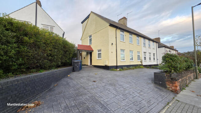 4 Double Bedroom semi-detached house for sale on