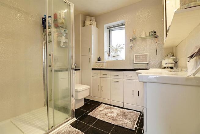 EN SUITE SHOWER ROOM/WC