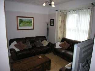LIVING ROOM:
