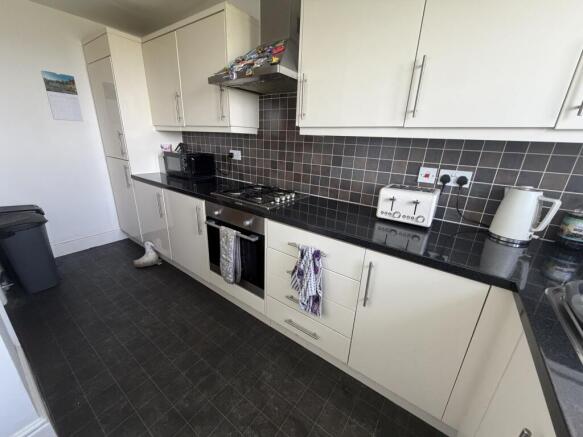 3 bed Town House to rent Image 6