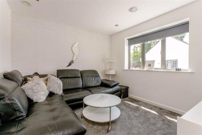 SNUG/FAMILY ROOM
