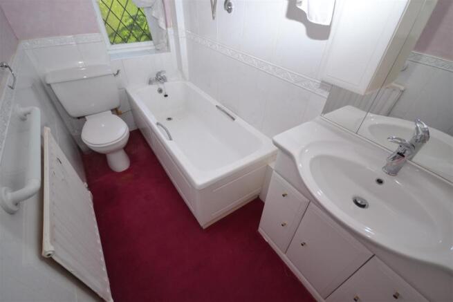 3miltondriveBATHROOM.JPG