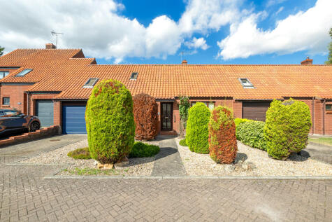 Halls Court, Dunston, Lincoln, Lincolnshire, LN4 2HJ