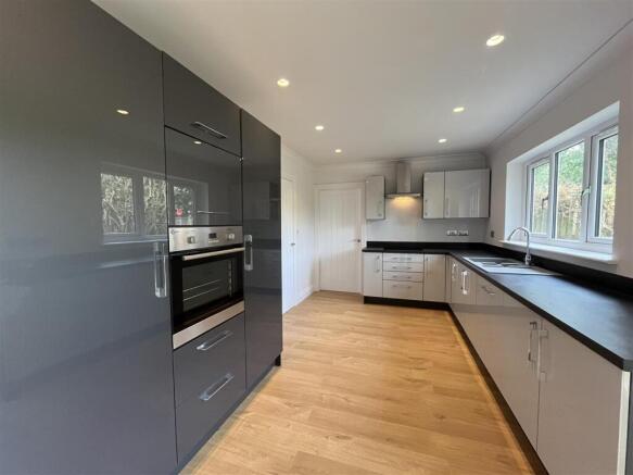 4 bed Detached for sale Image 2