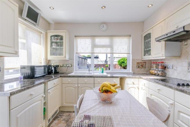 Kitchen 1.jpg