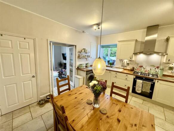 KITCHEN/DINING ROOM