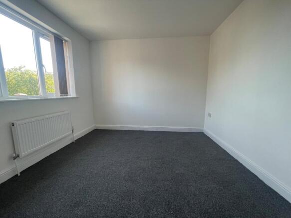3 bed Flat to rent Image 5