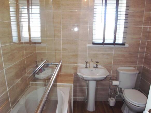 FAMILY BATHROOM/WC