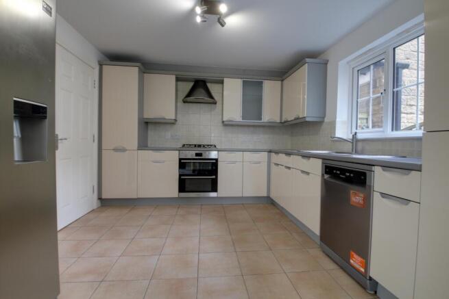 5 bed Detached for sale Image 7