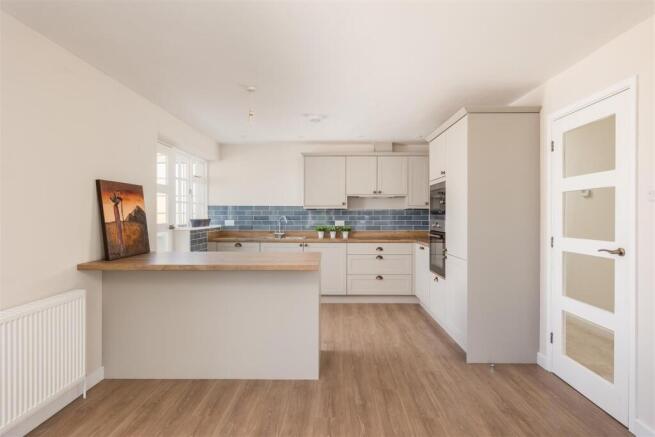 Aunumns Close 15 Kitchen Dining Room-3.jpg