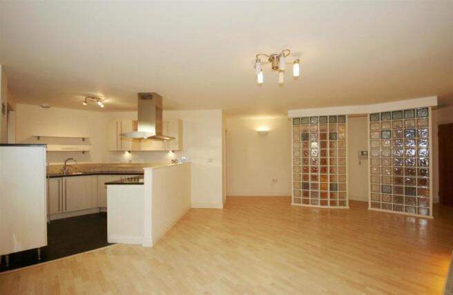 OPEN-PLAN LOUNGE / DINER