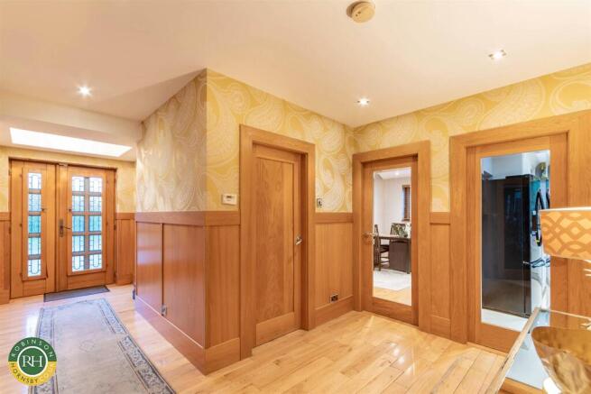 5 bed Detached for sale Image 9