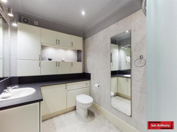 SHOWER ROOM
