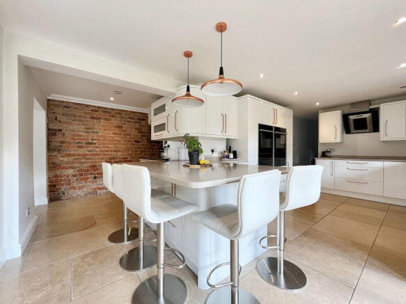5 bed Detached for sale Image 10