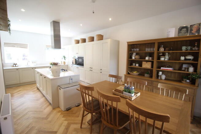 5 bed Detached for sale Image 12