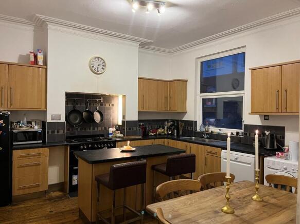 Well-equipped kitchen with an island breakfast ...