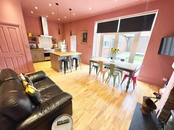 KITCHEN / DINING AREA