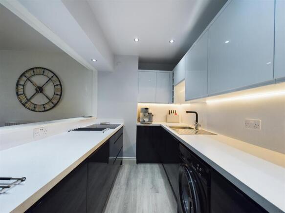 2 bed Flat for sale Image 4