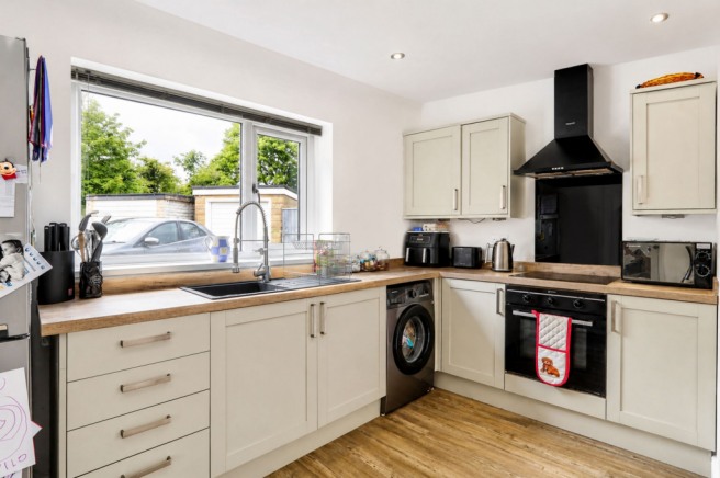 3 bed Semi-Detached for sale Image 6